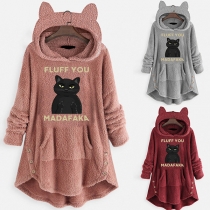 Söt kattmönstrad långärmad hoodie med asymmetrisk nederkant