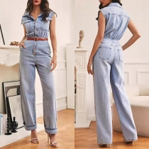 Ärmlös jumpsuit med knappar och modest krage i gammaltvättad denim