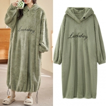Bekväm långärmad hoodie med sidodragsko i mjuk lång plysch pyjamasklänning
