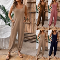 Ärmlös jumpsuit med sidfickor och fyrkantig hals i enfärgad casual stil