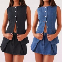 Trendig jeans tvådelad set med ärmlös väst och plisserad kjol