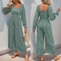 Moderiktigt blommönstrad jumpsuit med fyrkantig hals, smockat livstycke och vida ben, långärmad