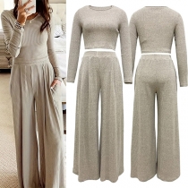 Moderiktig tvådelad set bestående av crop top och vida byxor