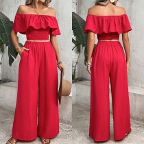 Tvådelat set med volang, off-shoulder smockad crop top och vida byxor