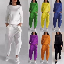 Moderiktig enfärgad tvådelad outfit med sweatshirt och träningsbyxor med sidofickor