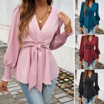 Elegant V-ringad långärmad blus med knytband och volanger