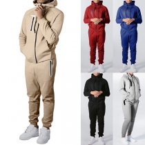 Modernt sportset för män: Tvådelat set med huvtröja och träningsbyxor