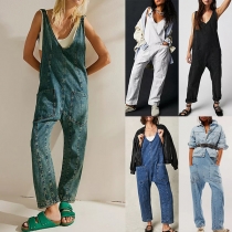V-ringad jumpsuit med patchfickor i rak skuren, gammaltvättad denim