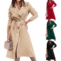 Elegant enfärgad trenchcoat med skärp och notch-slag i långärmad design