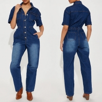Kortärmad denim jumpsuit med modest krage och elastisk midja, gammeltvättad look