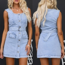 Ärmlös denimklänning med fyrkantig hals, knappdetaljer och bälte i vintage-tvätt