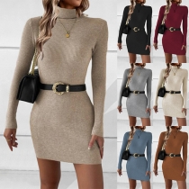 Bodycon-klänning med polokrage och långa ärmar i ribbat material