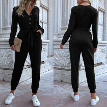 V-ringad långärmad jumpsuit med knytning i midjan Modeknapp