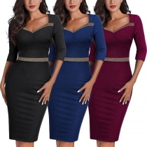 Elegant V-ringad Bodycon-klänning med kontrastfärg och tryck på armbågen.