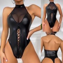 Sexig konstläder-body med spindelnätsmönster och gaze-detaljer