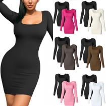 Enkel modeklänning med fyrkantig hals, långärmad och ribbad bodycon-design