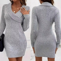 Långärmad V-ringad bodycon-klänning med sidoknappar och stiligt slag