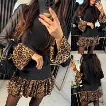 Elegant Leopardmönstrad Klänning med Slitsar och Volangfåll