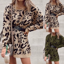 Leopardmönstrad moderiktig klänning med rund hals och långa ärmar