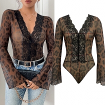 Sexig bodysuit i leopardmönster med spetsdetaljer, V-ringning och halvtransparenta långa ärmar i gasväv