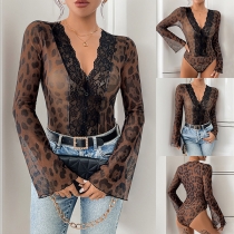 Sexig bodysuit i leopardmönster med spetsdetaljer, V-ringning och halvtransparenta långa ärmar i gasväv