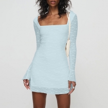 Elegant fyrkantig hals texturerad bodycon-klänning med långa ärmar