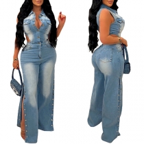 Ärmlös jeansoverall med modestativ krage, framknappar, sidoutskärning och sidoknappsslits i vintage-tvätt.