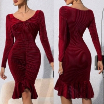 Sexig V-ringad långärmad sammetsklänning med fishtail design