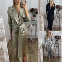 Snyggt ljusfärgad långärmad V-ringad bodycon-klänning med knytband