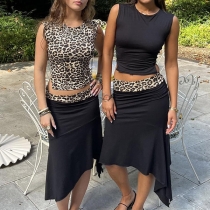 Sexig leopardmönstrad tvådelad outfit i kontrastfärger med ärmlös topp och asymmetrisk kjol