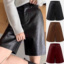 Stilrena enfärgade PU-shorts i konstläder med hög midja