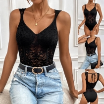 Sexig spetsbody med V-ringning och ärmlös rygglös design