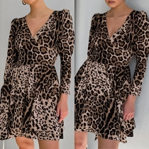 Miniklänning med sexigt leopardmönster och V-ringning, långärmad