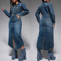 Långärmad denimklänning med knapp, hög slits fram och vintage-tvättad finish