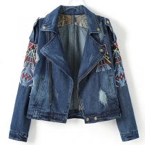 Vintage tryckt jacka med slagkrage och lång ärm, snedställd dragkedja, gammalt tvättade jeans