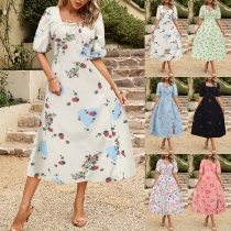 Kortärmad midiklänning med blommigt tryck och fyrkantig hals