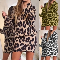 Långärmad miniklänning med leopardtryck och rund hals i sexig stil