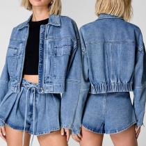 Moderiktigt tvättad denimset i två delar med jacka och dra-på-shorts