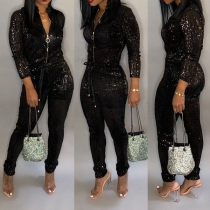 Sexig jumpsuit i bling-bling paljetter med halv dragkedja och lång ärm, slim-fit design med bälte