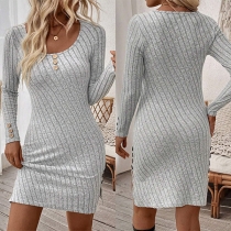 Rundhalsad klänning med knappar och långa ärmar i ribbtextur
