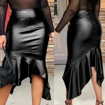 Elegant höghöjd kjol i konstläder med asymmetrisk volangfåll
