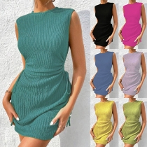 Ärmlös Bodycon Klänning med Rund Hals och Sidrundade Utklipp