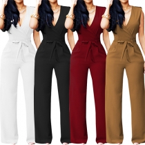 Elegant ärmlös jumpsuit med V-ringning och vida ben, självknytande design