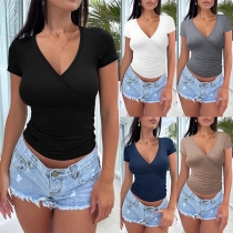 Moderiktig enfärgad V-ringad kortärmad rynkad crop top