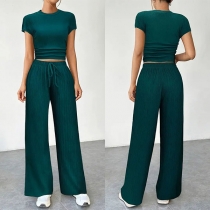Trendig tvådelad set: Crop top och byxor med rak passform