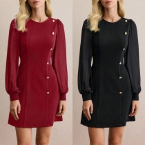 Elegant långärmad miniklänning med rund hals och sidoknapp