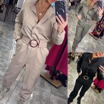 Långärmad jumpsuit med bälte och knapp fram, moderiktig ståkrage