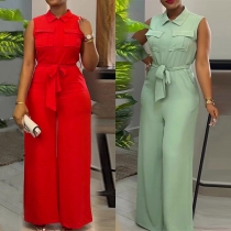 Ärmlös jumpsuit med vid krage och bröstfickor samt knytband i midjan