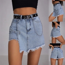 Modernt skurna jeans shorts med slitna kanter och vintagetvätt