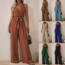 Ensfärgad ärmlös jumpsuit med vida ben och V-ringning, självknytande